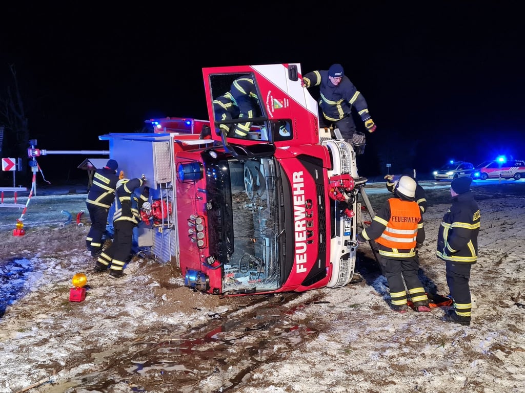 Helfer in Not: In Brandenburg verunglückte ein Feuerwehr-Fahrzeug auf dem Weg zu einem Unfall mit zwei Lkw.