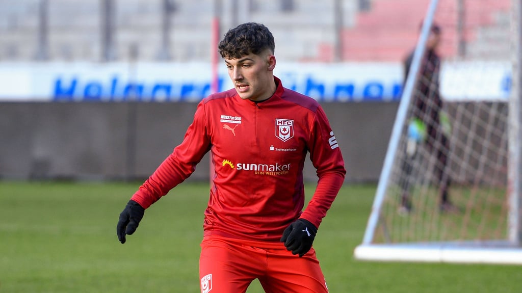 Joscha Wosz bei HFC-Debüt mittendrin: Irre Fehlentscheidung in der 3. Liga