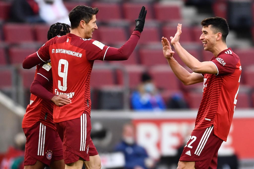 Robert Lewandowski (M) brachte den FC Bayern gegen die Kölner in Führung.