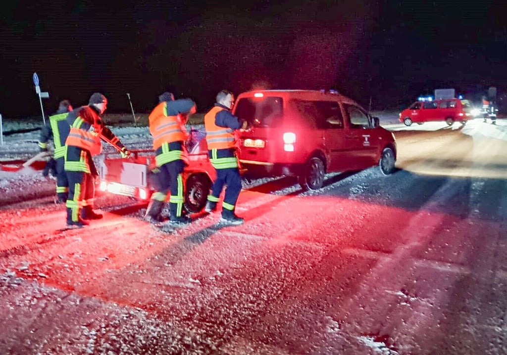 Die Feuerwehrleute übernahmen per Hand den Streudienst.