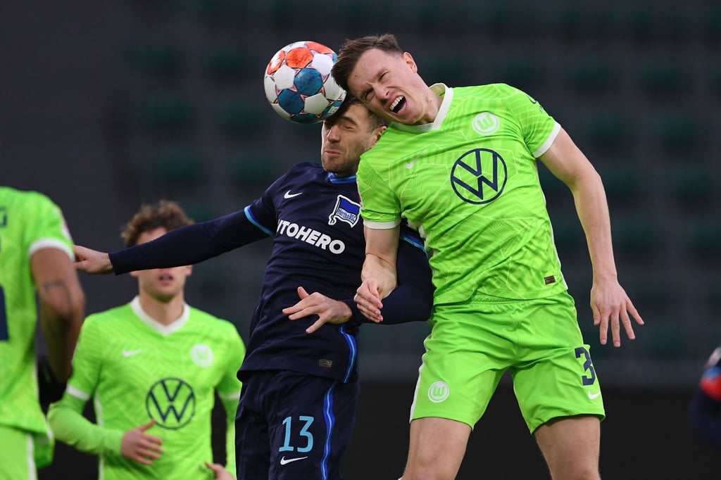 Wolfsburgs Yannick Gerhardt (r) geht ins Kopfballduell mit Berlins Lukas Klünter (M).