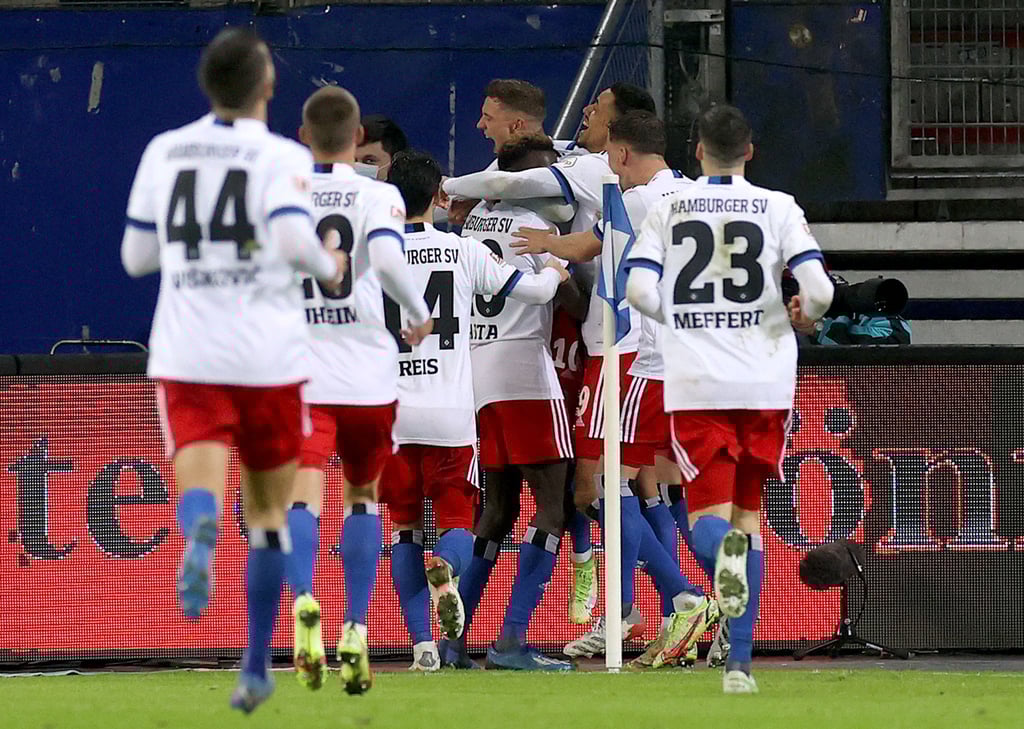 Hamburgs Spieler jubeln über den Treffer zum 2:1-Sieg gegen den FC St. Pauli.