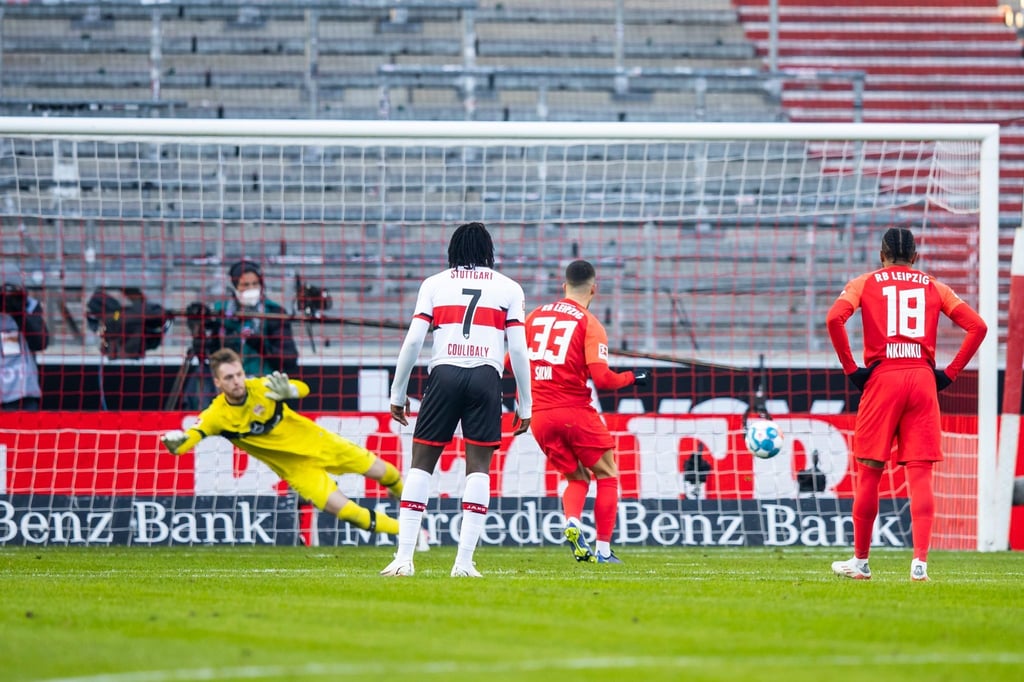 Leipzigs Andre Silva (2.v.r.) traf per Elfmeter zum 0:1.