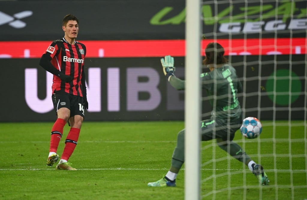 Leverkusens Patrik Schick (l) versucht gegen Mönchengladbachs Torwart Yann Sommer ein Tor zu erzielen.
