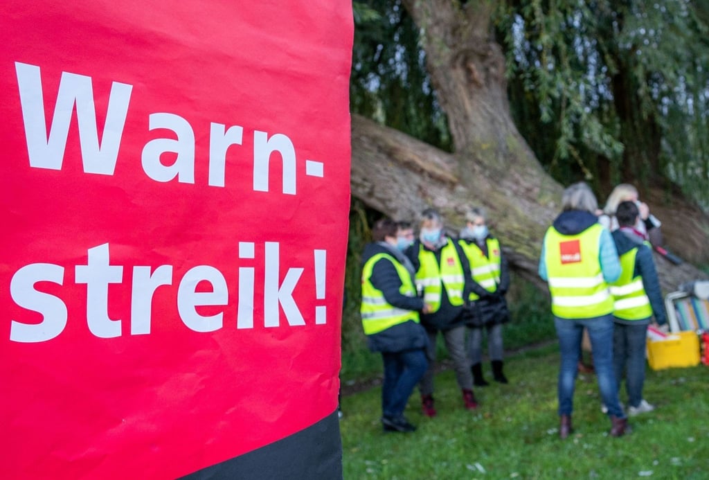 Mitglieder der Gewerkschaft Verdi beim Warnstreik (2020).