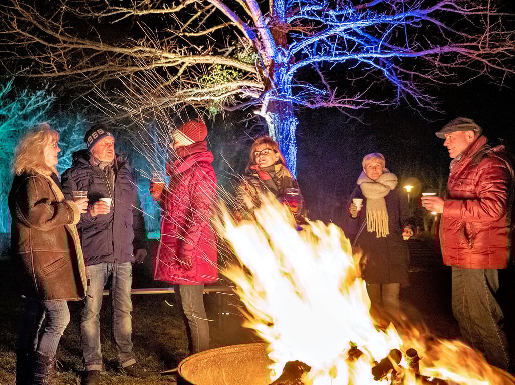 In stilvoller Atmosphäre am „Amphitheater“ des Gesteinsgartens in Gommern traf Wirtschaft am Freitagabend auf Kommunalpolitik. An den Feuerschalen bildeten sich schnell Grüppchen zu lockeren Gesprächen und zum Netzwerken.