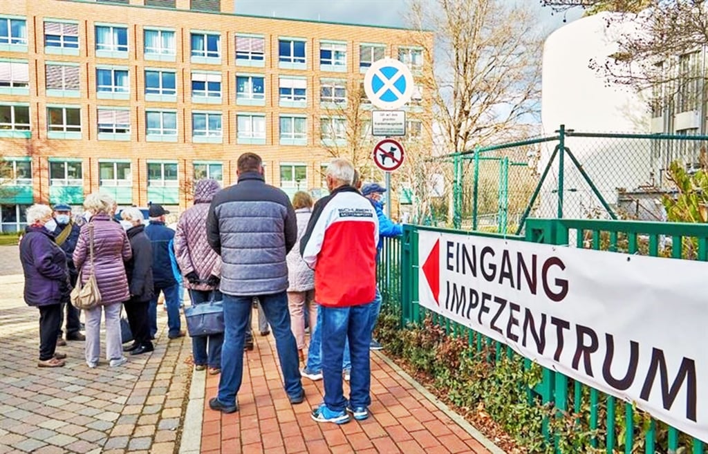 Um lange Warteschlangen zu vermeiden, wie hier vor dem Impfzentrum in Staßfurt, wird immer empfohlen, vorher einen Termin zu vereinbaren.