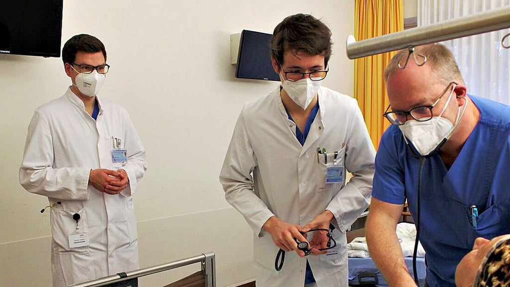 Unterricht am Krankenbett im Klinikum Wolfsburg: Dr. Steffen Neumann (rechts) mit den Medizinstudenten der UMG, Martin Strohmeyer (links) und Maximilian-Martin Lahmer.