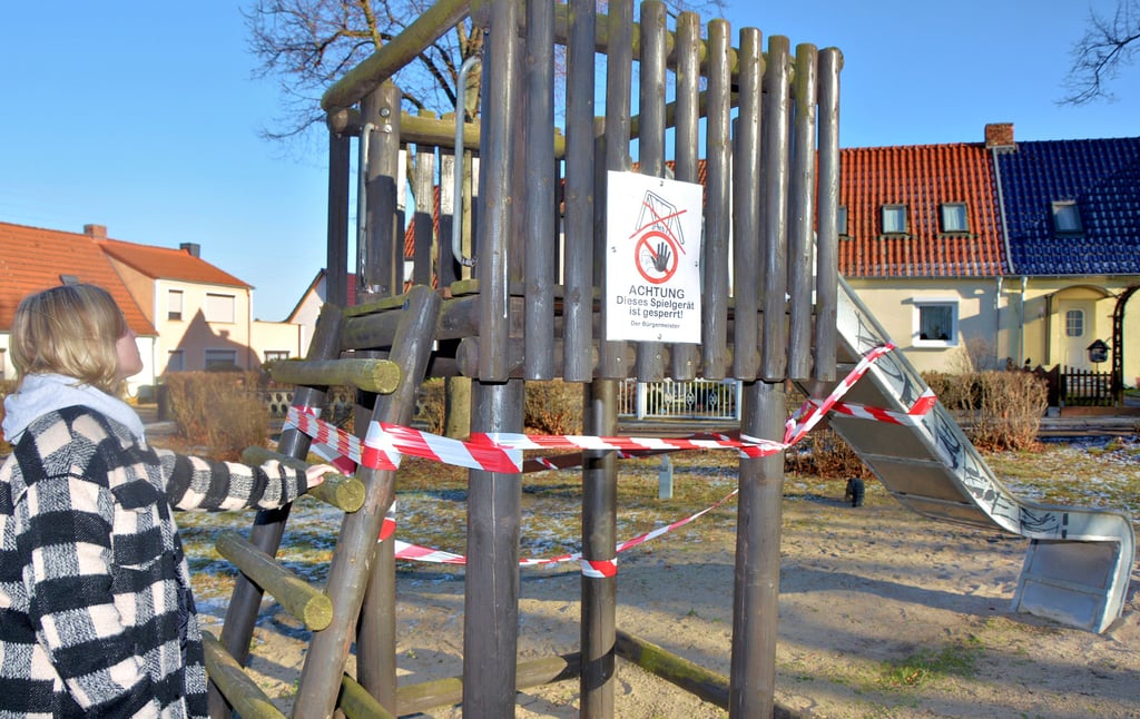 Klettern vorerst verboten: Aus Sicherheitsgründen wurde auch dieser kleine Turm auf dem Spielplatz an der Clara-Zetkin-Straße in der Siedlung Ost in Burg vorerst gesperrt. Jetzt sind Reparaturen oder Austausche von einzelnen Bauteilen erforderlich.