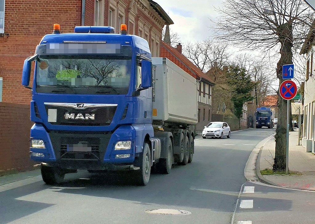 Rund 15 000 Fahrzeuge rollen täglich durch Grasleben. Davon machen Lkw allein auf der Magdeburger Straße 13 Prozent aus. Auch in Weferlingen ist die Verkehrssituation angespannt. Ansätze seitens der Politik, die Situation mit einer Umgehungsstraße zu entspannen, gibt es seit mehr als 20 Jahren.