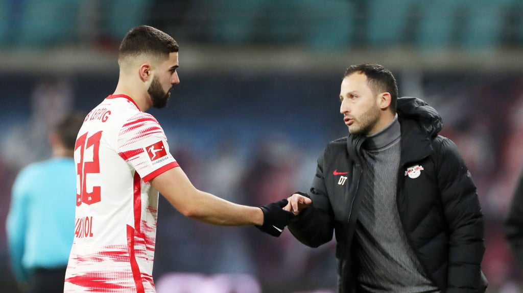 Gut gemacht! RB-Trainer Tedesco gratuliert Josko Gvardiol zu dessem Geburtstagstreffer