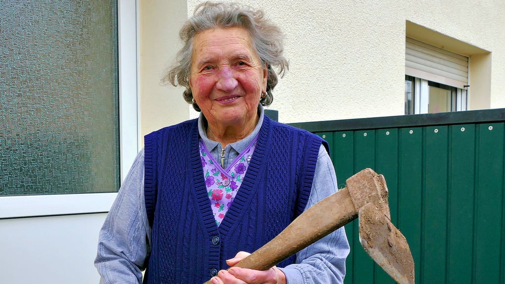 Inge Helbig aus Bethau mit ihrer persönlichen Hacke. Die hat der letzte Bethauer Schmied Karl Gerd, der im heutigen Sachsen lebte, aber in Sachsen-Anhalt arbeitete, vor 70 Jahren für sie hergestellt.