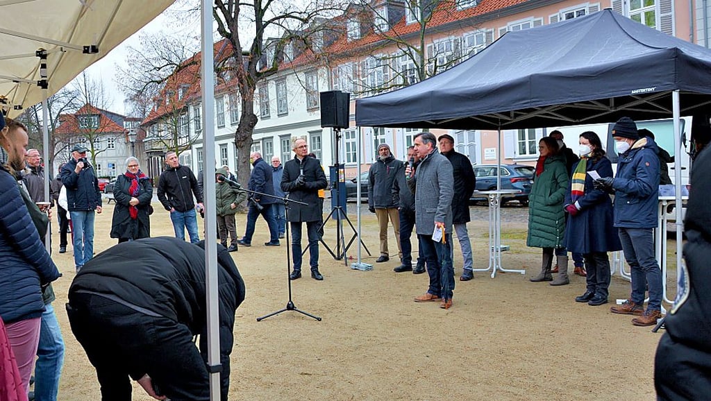 Zum Bürgerdialog auf dem Domplatz kamen am Sonntagnachmittag rund 100 Gäste. Hier antwortet Landrat Thomas Balcerowski (CDU) auf eine Frage.