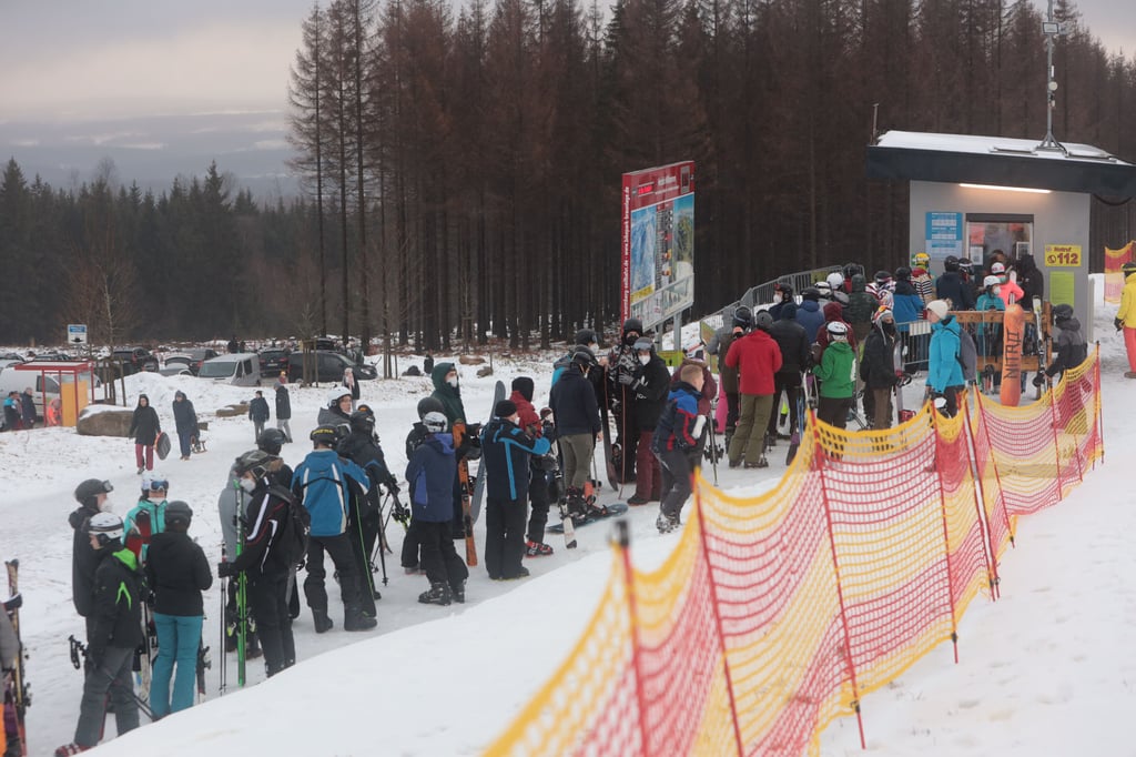 Wintersporttouristen und Gäste stehen am Hexenritt am Skilift an. Im Skigebiet am Wurmberg in Braunlage herrschte trotz Regenwetter am Sonnabend großer Andrang.