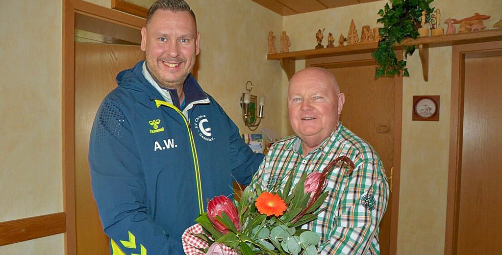 SV-Chemie-Vizechef André Wienecke (li.) gratulierte seinem Vereinsvorsitzenden Fritz Mund zum Geburtstag.