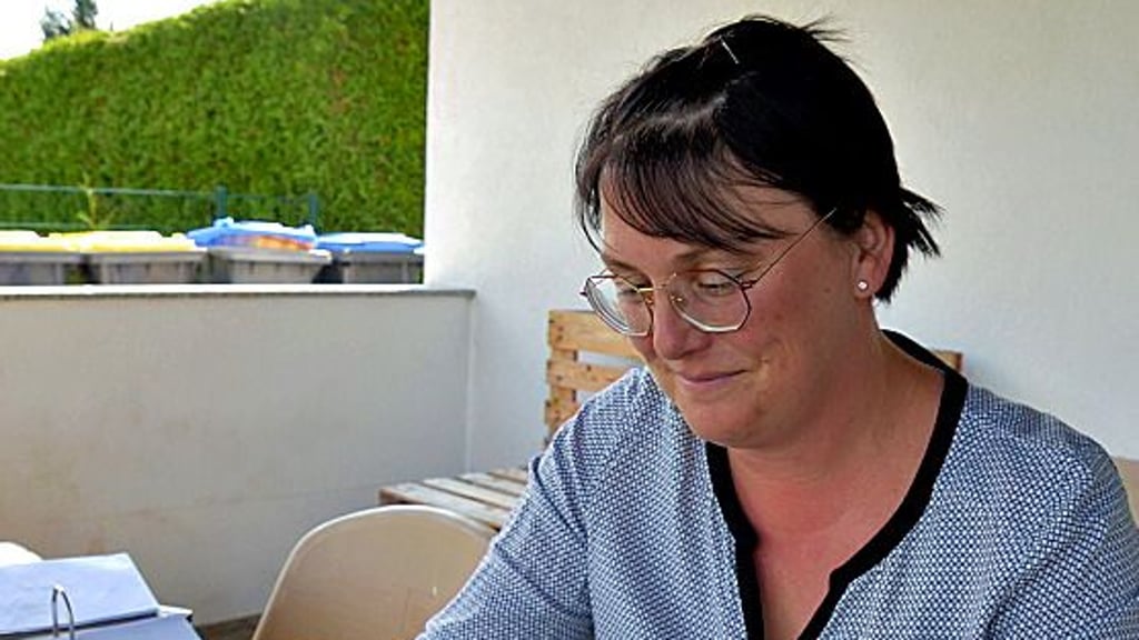 Anja Krüger blättert in den Planungsunterlagen für das besondere Spielfeld.