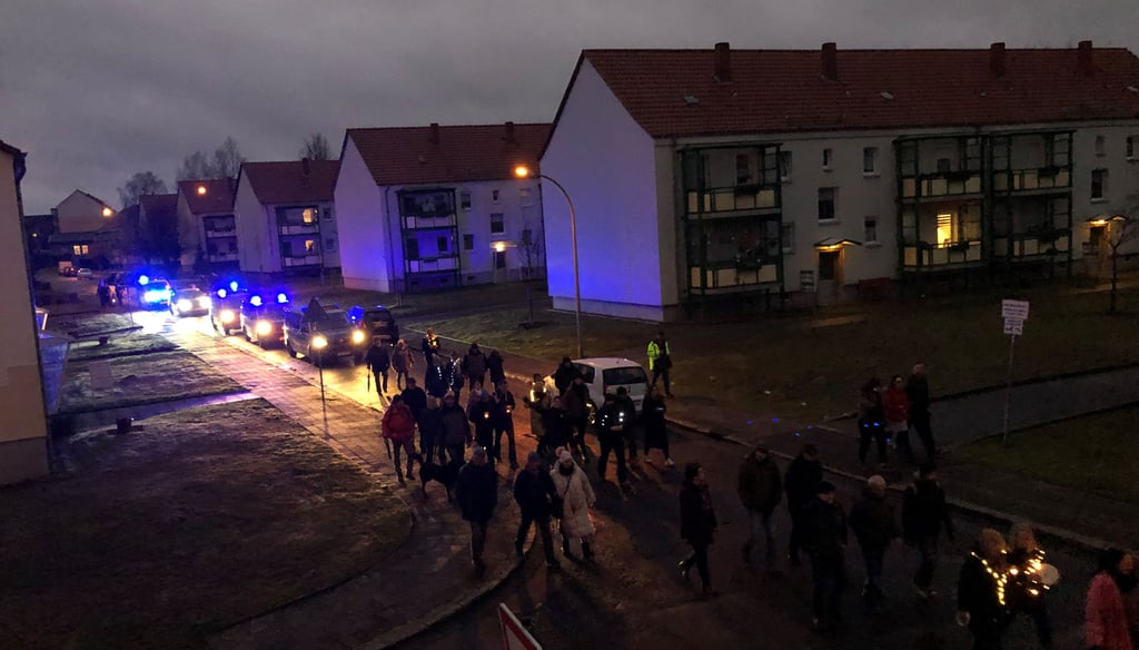 Mit mehreren Einsatzwagen begleitete die Polizei den Protestzug durch Salzwedel, an dem augenscheinlich auch Familien mit Kindern beteiligt waren.