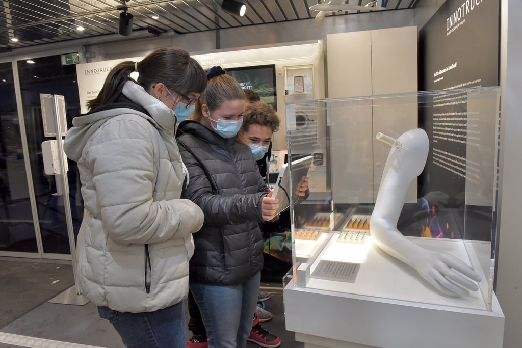 Marie , Jasmin und Cliff (v.li.) interessieren die Erfindungen rund um den medizinichen Bereich.