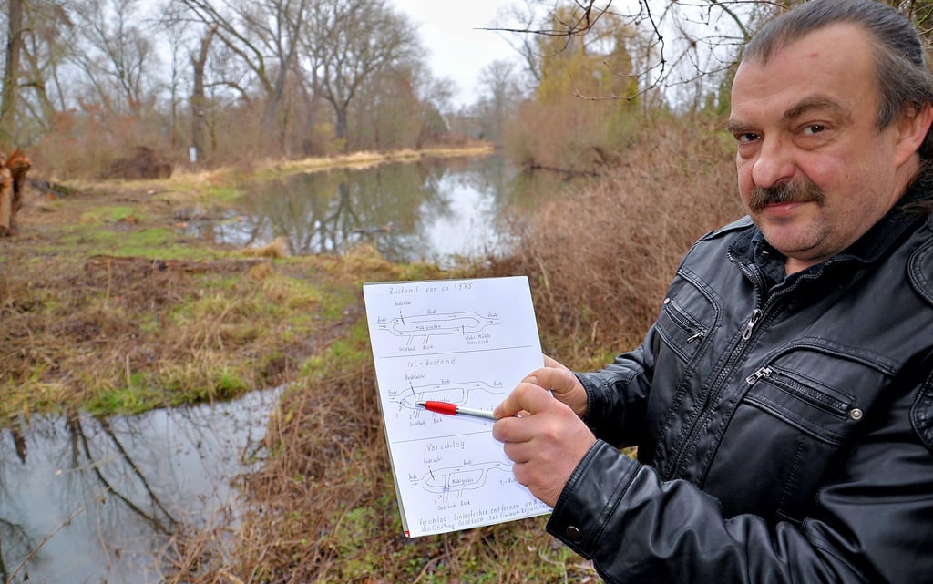 Um den Mühlgraben durch die Staßfurter Horst vor einer Verlandung zu bewahren, wäre für Thomas Boigk die einfachste Lösung, hier - etwa 100 Meter vor dem Wehr Am Schütz - die Einlaufrohre in den Graben zu entfernen. Damit gäbe es wie bis in die 1970er Jahre auch eine ökologische Durchgängigkeit der Bode. Auf dem Mühlgraben fuhren einst sogar Ruderboote.
