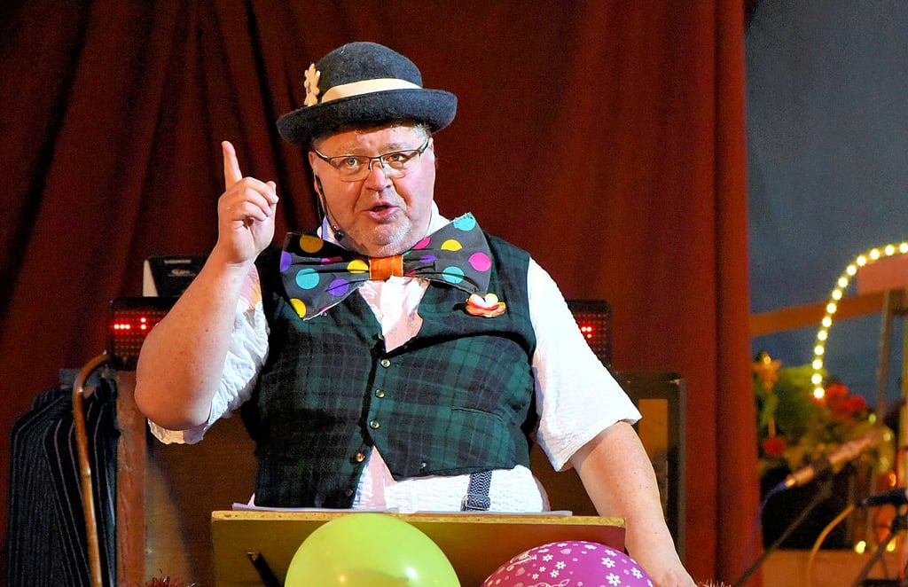 Michael Pietschker in seiner Paraderolle als Weltenbummler in der Bütt. Das Foto stammt von 2020, als zum letzten Mal ein Rosenburger Fasching stattfand.