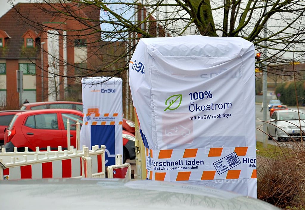 Auf dem Parkplatz An der Salzrinne in Staßfurt werden demnächst zwei neue Schnellladesäulen für E-Autos ans Netz gebracht.