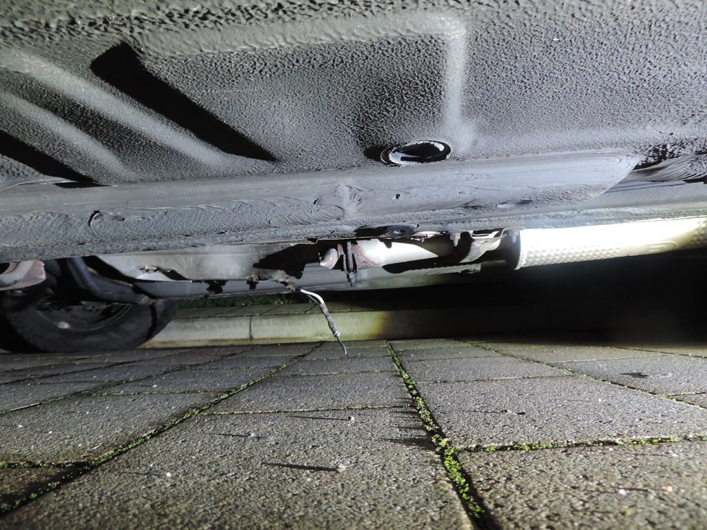 Die Täter haben unter diesem Fahrzeug den Katalysator abgetrennt.