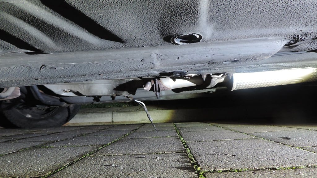 Die Täter haben unter diesem Fahrzeug den Katalysator abgetrennt.