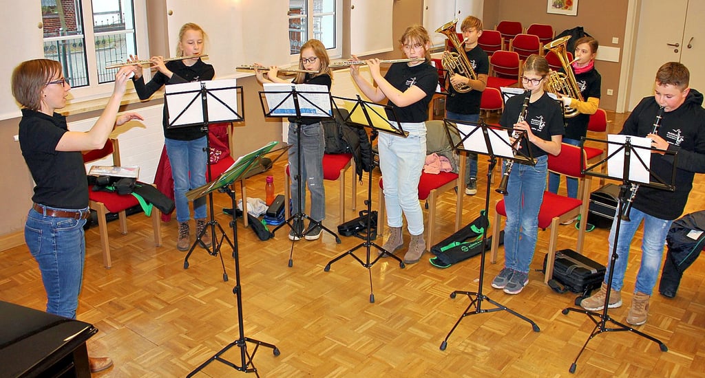 Neun Kinder (zwei fehlen auf dem Bild) der Orchesterklasse üben in Kleingruppen auf den Instrumenten und einmal pro Woche unter Leitung von Katharina Werther zusammen als Ensemble.