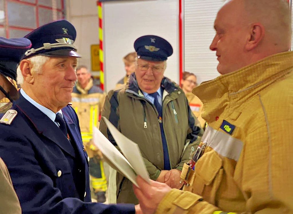 Jürgen Struß und Wolfgang Lohl sind seit 60 Jahren in der Cattenstedter Feuerwehr aktiv. Dazu gratulierte ihnen herzlich Wehrleiter Werner Greif (von links).
