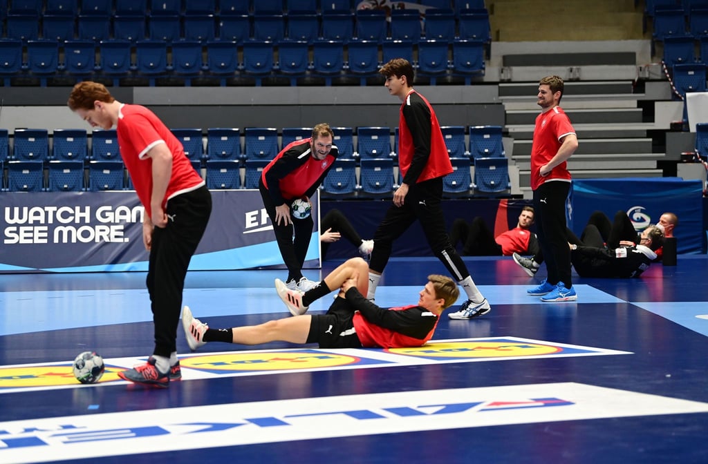 Die deutsche Handball-Nationalmannschaft macht sich für das Training warm.