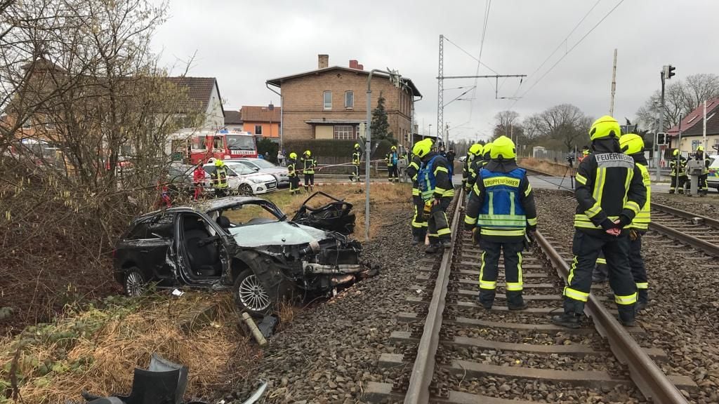 Zug kollidiert auf Roßlaer Bahnübergang mit Pkw