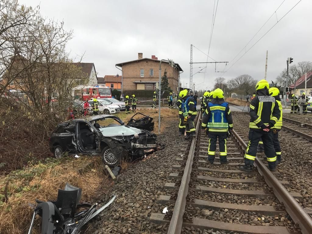 Zug kollidiert auf Roßlaer Bahnübergang mit Pkw