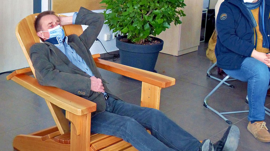 Gerold Hänel, langjähriger Chefkoch im Landschulheim Grovesmühle, ist in den Ruhestand verabschiedet worden. Ein entsprechendes Möbelstück gab es zur Erinnerung.