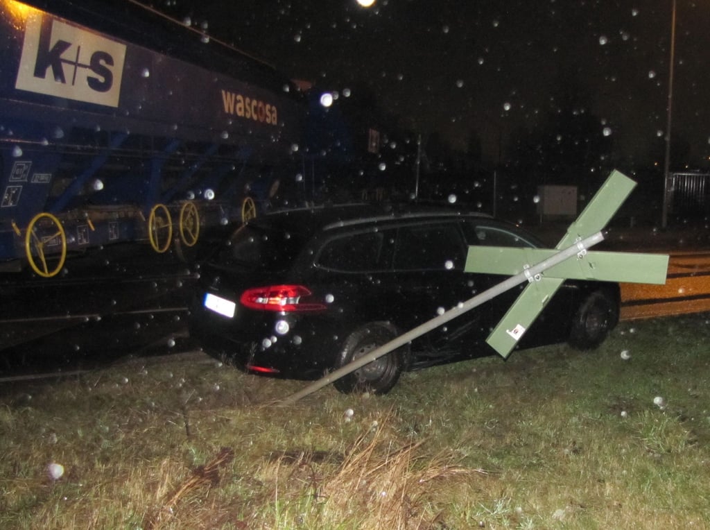 An einem unbeschrankten Bahnübergang in Haldensleben hat ein Autofahrer am Montag (24. Januar) den herannahenden Zug nicht bemerkt und stieß mit ihm zusammen.