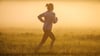 Eine entspannte Joggingrunde im Sonnenaufgang. In der Altmark bieten sich viele Wege für den täglichen Fitness-Ausflug an.