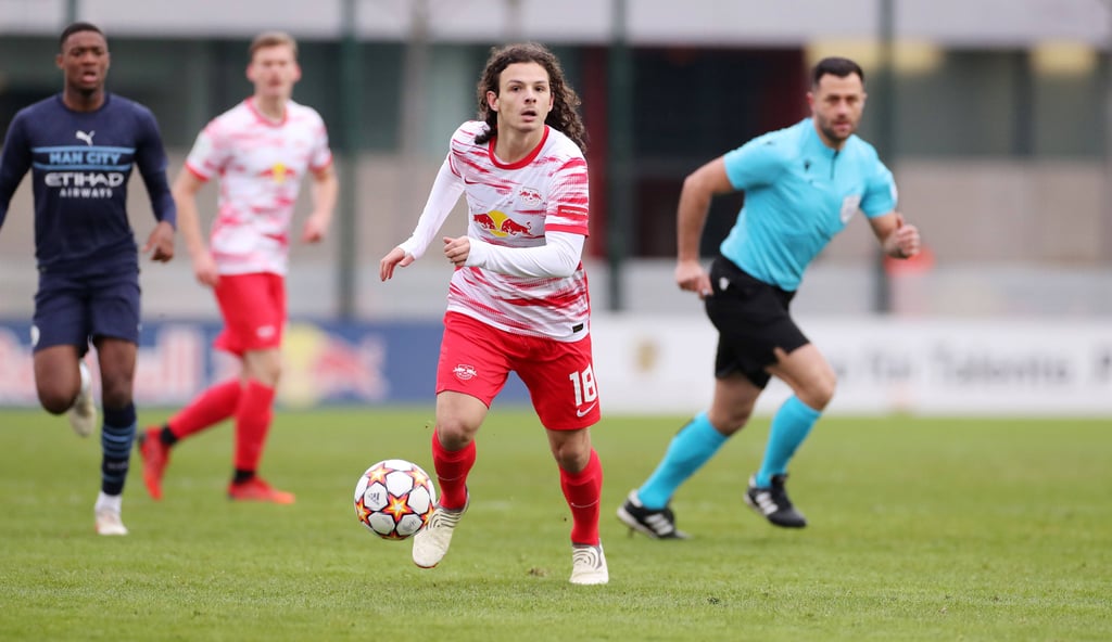 Kacper Smorgol ist für RB Leipzig im Mittelfeld am Ball.