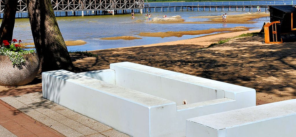 Im Vordergrund einTeilbereich eines trockenen Wasserspielgartens und im Hintergrund Dünen im Wasser: Das Strandbad Arendsee ist seit einigen Jahren nicht mehr in Bestform.