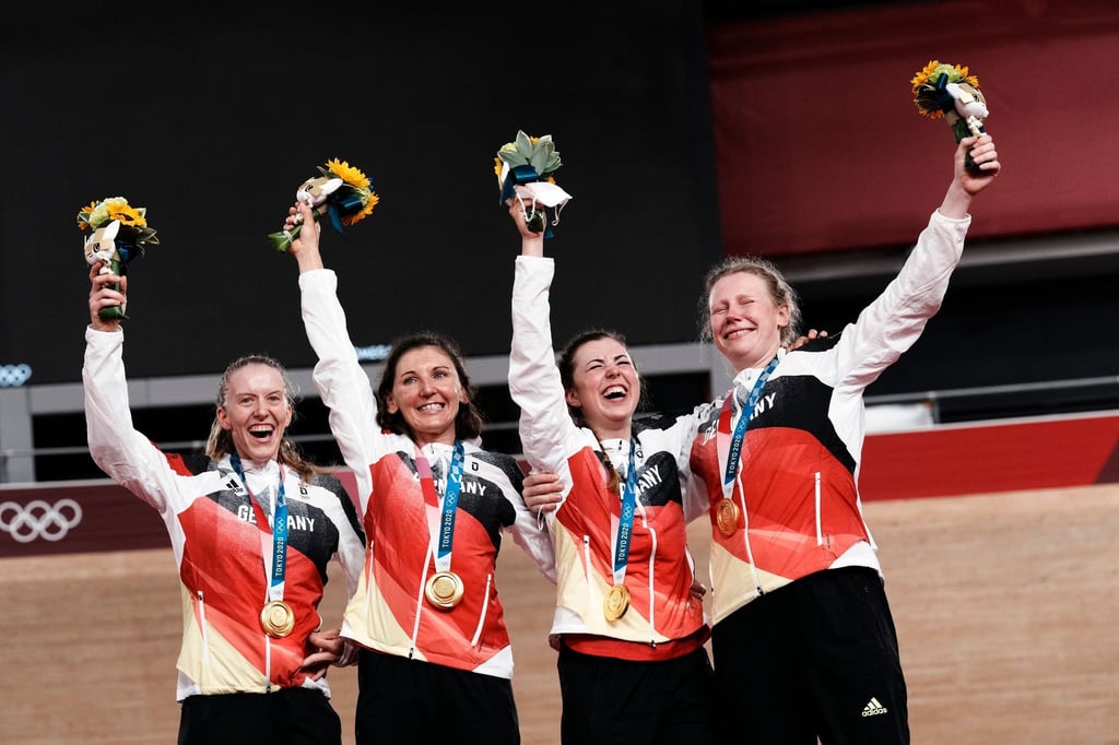 Deutschlands Franziska Brauße, Lisa Brennauer, Lisa Klein und Mieke Kröger (l-r) feiern bei einer Siegerehrung.