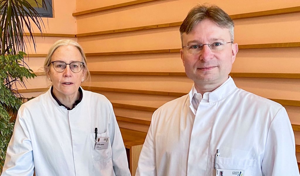 Priv.-Doz. Dr. med. Sybille Spieker, kommissarische Chefärztin der Klinik für Geriatrie, sowie Pawel Strzelczyk, geriatrischer Leiter.