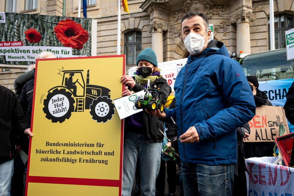 Cem Özdemir mit Aktivisten der Protestaktion in Berlin.