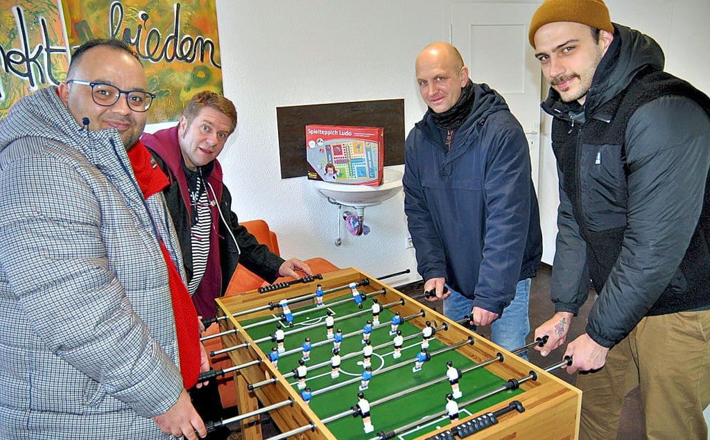 Jugendclubleiter Martin Holz (von rechts) und Miestes Ortsbürgermeister Andy Neubauer freuten sich über den Tischkicker für den Miester Jugendklub, den Mieste Hotopp-Riecke und Ammar Awaniy von der LKJ spendierten.