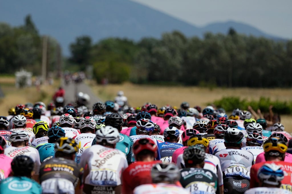 Das Fahrerfeld bei der diesjährigen Tour de France in Aktion. (Symbolbild)
