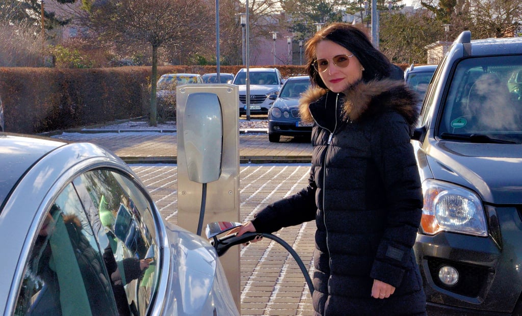 Für Julia Teige von den Stadtwerken Schönebeck ist die Aufladung ihres E-Autos seit zwei Jahren tägliche Routine.