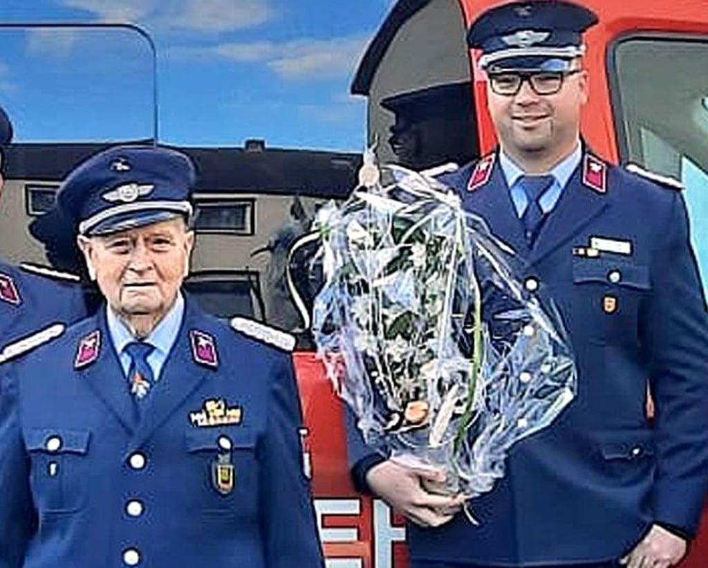 Alfons Kutscha (links) wurde für sein jahrzehntelanges Engagement bei der Freiwilligen Feuerwehr geehrt.