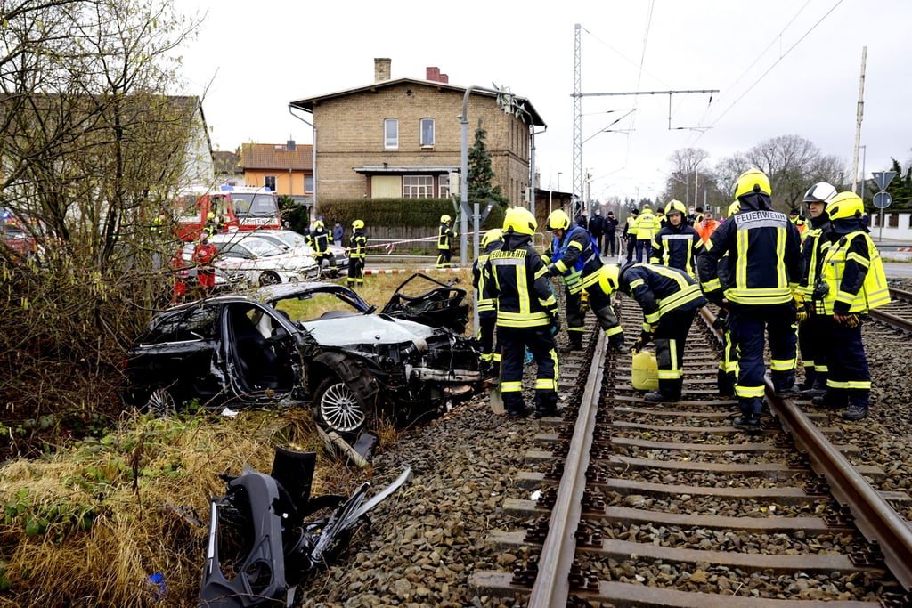 Zug kollidiert auf Roßlaer Bahnübergang mit Pkw