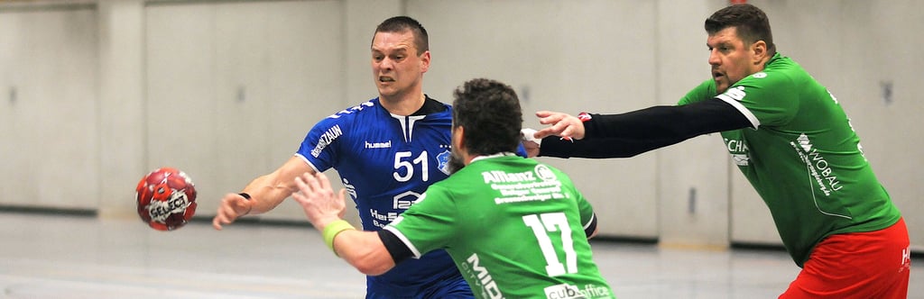Felix Kralik (h.) steuerte vier Treffer zum deutlichen Heimerfolg gegen den HSV Magdeburg bei. Nach einer durchwachsenen Leistung in Durchgang eins, drehten er und seine Mitspieler der TSG Calbe in Halbzeit zwei ordentlich auf.