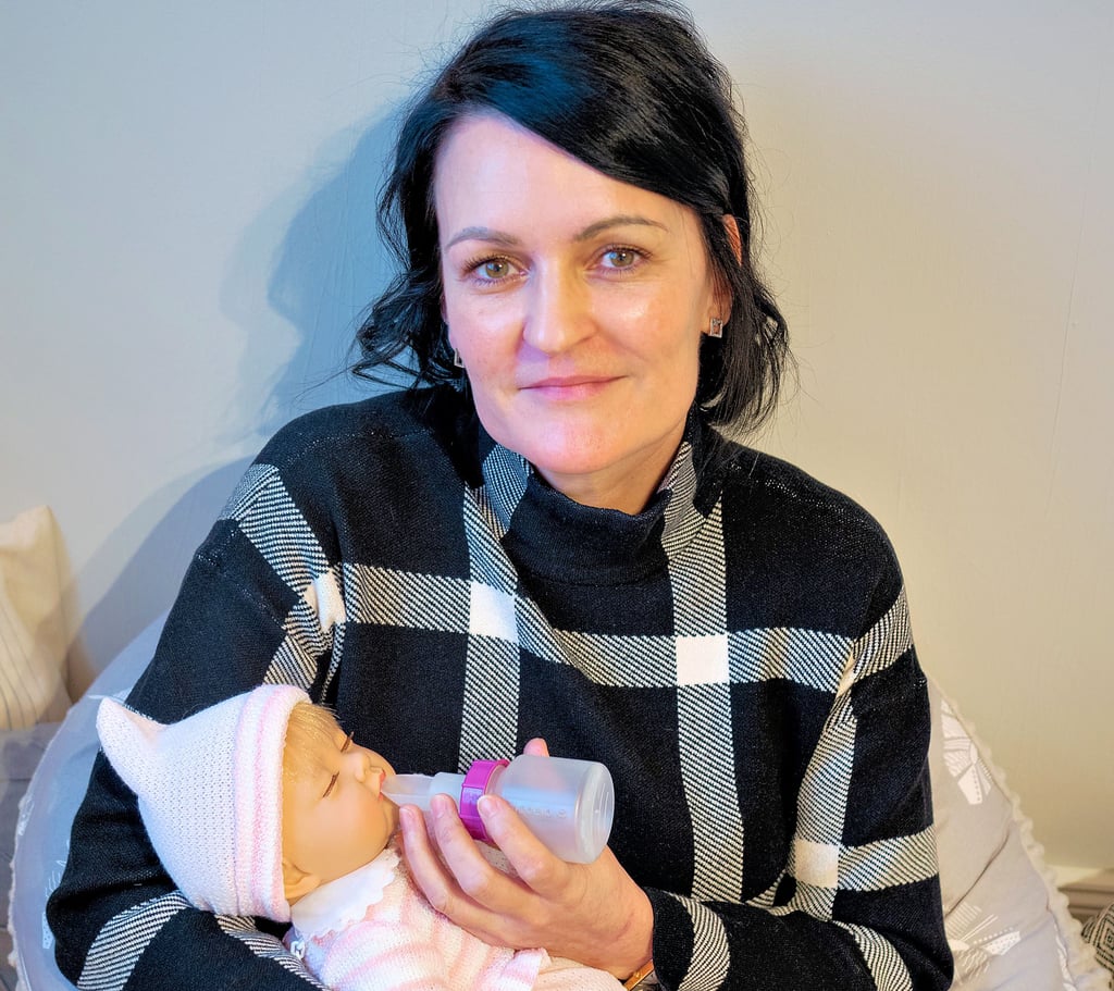 Nadine Sprengel demonstriert an einer Puppe das Füttern mit einem sogenannten Soft-Cup-Aufsatz an einer Babyflasche. Damit füttert man kurzzeitig Babys mit Saugschwierigkeiten. Foto: Thomas Schäfer