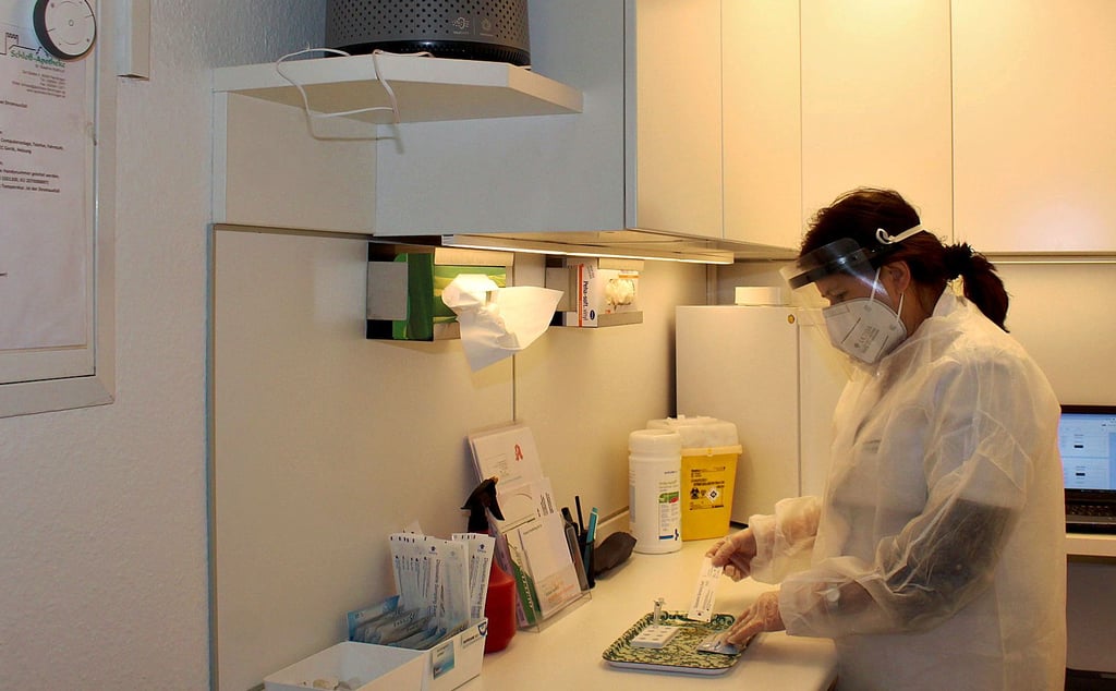 Dr. Susanne Wolff hat in der Schloss-Apotheke alle Voraussetzungen geschaffen, ein Testlabor zu betreiben. Ihre Mitarbeiterinnen und sie arbeiten mit voller Schutzausrüstung.