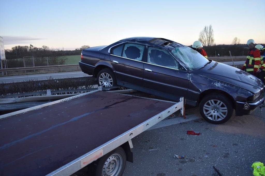 Der auf dem Anhänger transportierte BMW rutschte auf die Leitplanke.