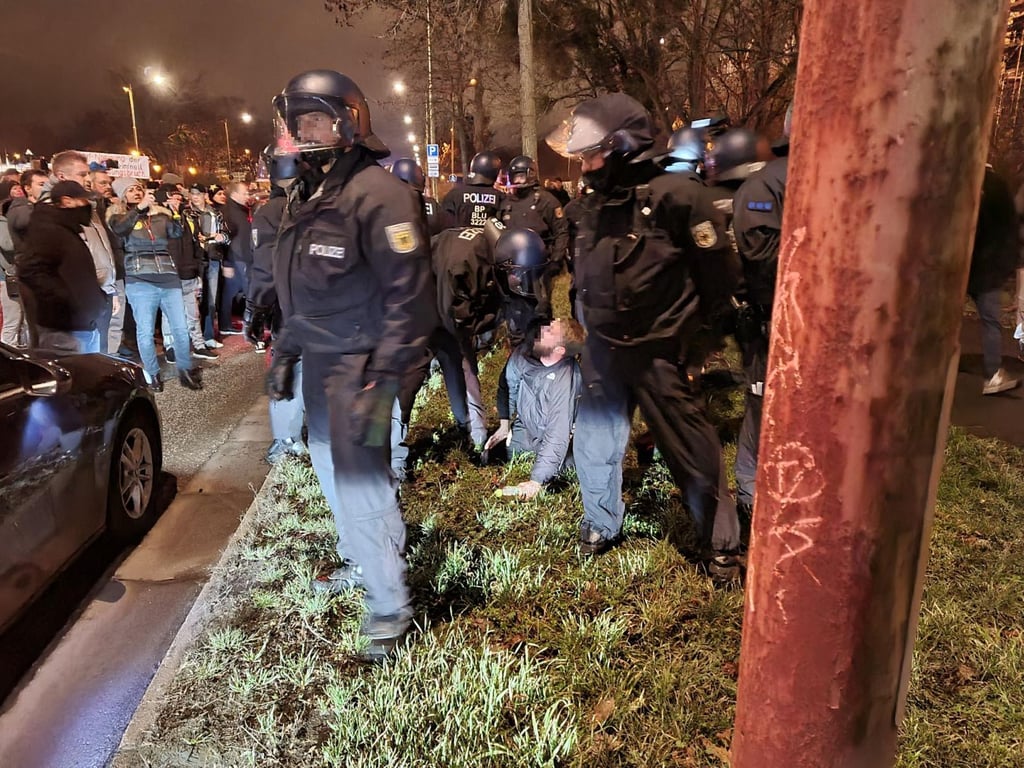 Am Rande der Montagsproteste in Magdeburg kam es immer wieder zu teils heftigen Rangeleien.